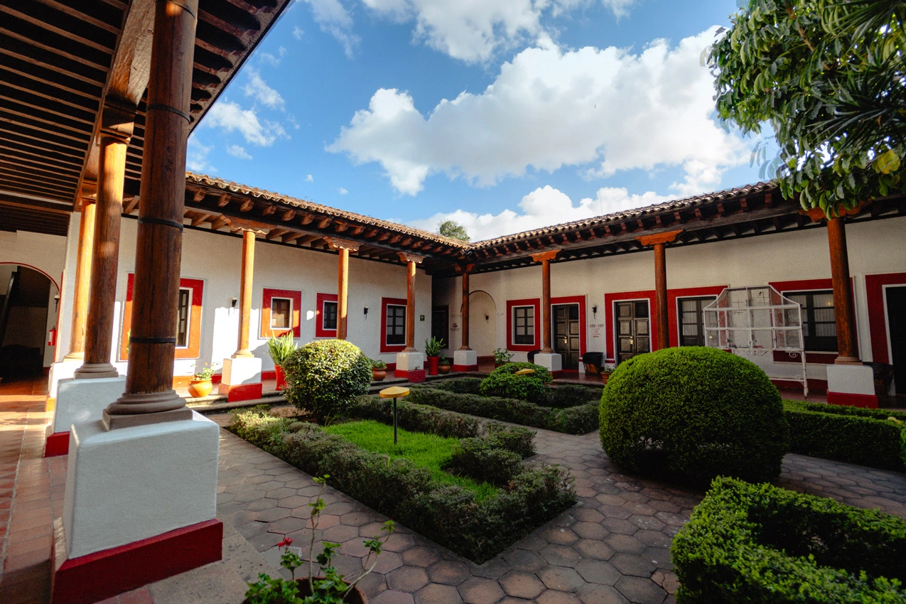 patio central best western posada de don vasco